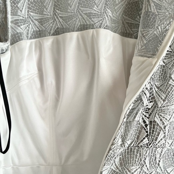 David Meister Lace Overlay Sheath Cocktail Dress in Metallic Silver Geo, Size 6 - Picture 12 of 14